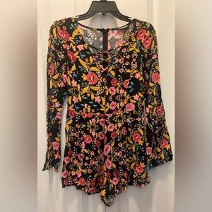 Express Floral Shorts Romper with long sleeves, lightweight and comfy Size 4